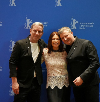 Režisors Dāvis Sīmanis (no labās) kopā ar aktieriem Olgu Šepicku un Artūru Skrastiņu Berlīnes kinofestivālā.