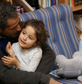 Tēvs ar meitu no Sīrijas patvēruma meklētaju centrā "Mucenieki". Ilustratīvs attēls.