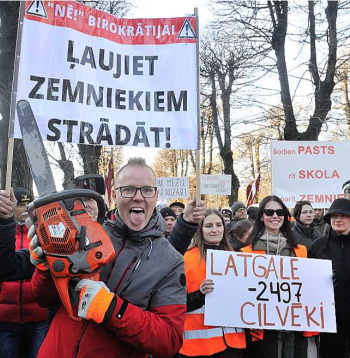 Mežu īpašnieki un lauksaimnieki pie Ministru kabineta protestēja pret ieceri paplašināt aizsargājamās dabas teritorijas, kas, viņu ieskatā, sagādās nozarēm būtiskus zaudējumus.