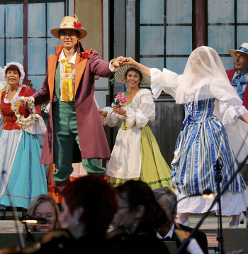 Skats no Vinčenco Bellīni operas "Somnambula" izrādes Siguldas Opermūzikas svētkos.