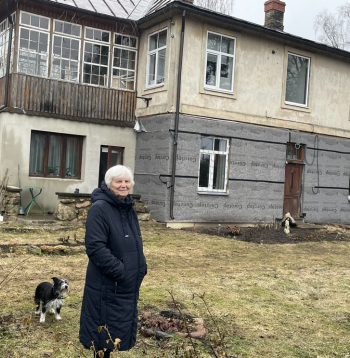 Brigita Zvaigzne pie vecvecāku 1931. gadā būvētās mājas, kuras pirmo stāvu jaunā paaudze nosiltina.