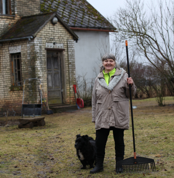 Ruta
Ziemele ar uzticamo Kurmīti pie mājas, uz kuru 2000. gadā no Rīgas
pārnāca dzīvot ar vīru. Desmit gadus viņa ir īpašuma vienīgā
saimniece.