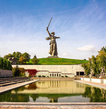 Memoriālais komplekss "Staļingradas kaujas varoņi" Mamajeva kalnā un piemineklis "Dzimtene aicina" Volgogradā.