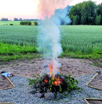Dārzā noteikti ir vērts izveidot vietu arī Ugunij un Ūdenim.