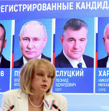 Krievijas Centrālās vēlēšanu komisijas priekšsēdētāja Ella Pamfilova 14. martā Maskavā. Fonā redzami plakāti ar vēlēšanu kandidātiem (no kreisās) Vladislavu Davankovu, Vladimiru Putinu, Leonīdu Slucki un Nikolaju Haritonovu.