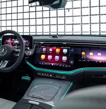 "Mercedes 2024" salons. Ekrāni lielāki nekā mājās pie dīvāna…
