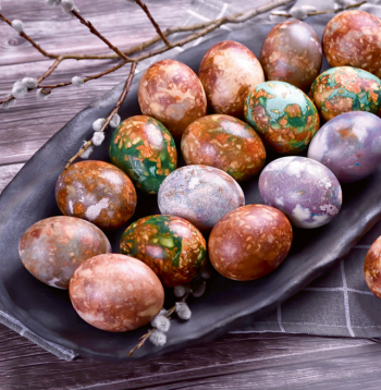 Olu krāsošana ir daļa no Lieldienu maģijas. Visvērtīgākās skaitās sarkanas olas, jo senlaikos tādas bija grūti nokrāsot. Olu krāsošana ir daļa no Lieldienu maģijas. Visvērtīgākās skaitās sarkanas olas, jo senlaikos tādas bija grūti nokrāsot.