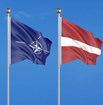 Tagad līdzās NATO karogam kopš 2004. gada 2. aprīļa plīvo Latvijas karogs.