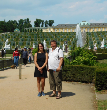 Sansusī pils dārzā Potsdamā ar meitu Agnesi.