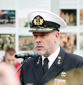 NATO Militārās komitejas priekšsēdētājs admirālis Robs Bauers piedalās foto izstādes "Latvija NATO-20" atklāšanas pasākumā Brīvības laukumā pie Brīvības pieminekļa.