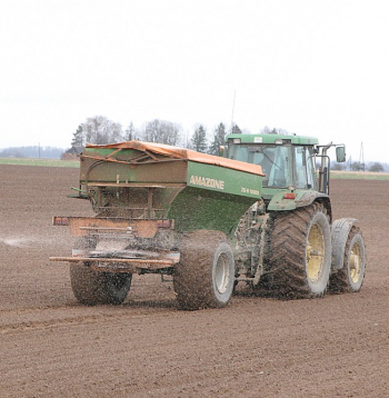 Lielā daļā Latvijas graudu audzētāju saimniecību kultūraugi patlaban ir saņēmuši pirmo pavasara mēslojumu.