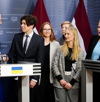 Ukrainas premjerministra Denisa Šmihaļa (no kreisās) un Latvijas premjeres Evikas Siliņas (no lapās) kopīgo preses konferenci Ministru kabinetā varēja vērot arī «Ēnu dienas» dalībnieki, ar kuriem Ukrainas premjers sasveicinājās un nofotografējās.