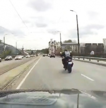 Motociklists uz Akmens tilta.