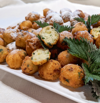 Biezpiena bumbiņas ar nātrēm.