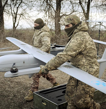 Ukraiņu karavīri no 22. mehanizētās brigādes gatavi palaist lidojumā vidējās darbības dronu “Poseidon H10” frontes līnijā pie Bahmutas.