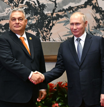 Ungārijas premjers Viktors Orbāns (no kreisās) pagājušogad Ķīnā tikās ar Krievijas diktatoru Vladimiru Putinu un nevairījās spiest viņam roku. Ungārija ir Eiropas Savienības un NATO dalībvalsts, taču Orbāna vadībā tā joprojām uztur draudzīgas attiecības ar Krieviju un liek šķēršļus kaimiņvalsts Ukrainas ceļā uz ES.