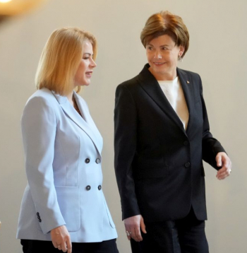 Ministru prezidente Evika Siliņa (no kreisās) un Ministru prezidentes izvbirzītā Ārlietu ministra amata kandidāte, diplomāte Baiba Braže.