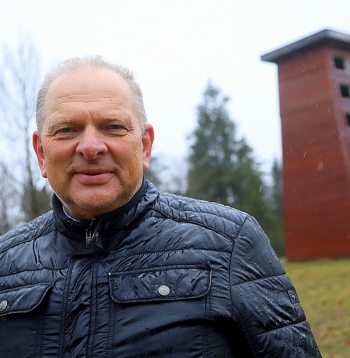 Madonas novada domes priekšsēdētāja vietnieks Zigfrīds Gora atklāj, ka pašvaldība labprāt redzētu jaunu skatu torni Gaiziņkalna virsotnē un būtu gatava rīkoties, tiklīdz šī zemes gabala dāvinājums tiktu juridiski noformēts. Fonā – koka dekorācija, kas iezīmē Gaiziņkalna virsotni. Kad te varētu pacelties jauns skatu tornis, skaidrības joprojām nav.