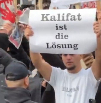 "Kalifāts ir risinājums". Hamburgā ielās iziet vairāk nekā 1000 islāmticīgo.