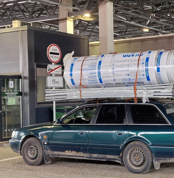 Automašīna ar Latvijas numura zīmi ieved siltumnīcu no Baltkrievijas 12. aprīlī. Pāternieku muitas punktā nekādu  aizrādījumu nav – pilns komplekts, ievest drīkst.