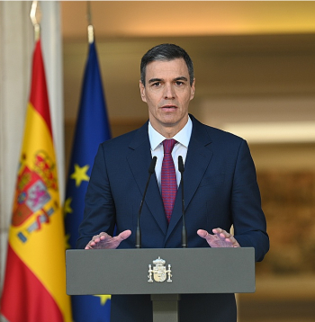 Spānijas premjerministrs Pedro Sančess pirmdien paziņoja, ka pēc piecas dienas ilgušām pārdomām pieņēmis lēmumu valdības vadītāja amatu neatstāt.