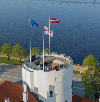 Vakar Rīgas pils Svētā Gara tornī, vairākām augstākajām valsts amatpersonām klātesot, tika pacelts arī Eiropas Savienības karogs.