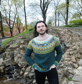 Pols Hisamaiers: "Amerikā ir tā, ka neatkarīgi dizaineri sadarbojas ar dziju ražotnēm. Arī džemperim, kas man patlaban mugurā, ir līdzīgs stāsts. Es izdomāju dizainu un adīšanas aprakstu, un žurnāla "Radam Magazine" izdevēji man atsūtīja dziju."
