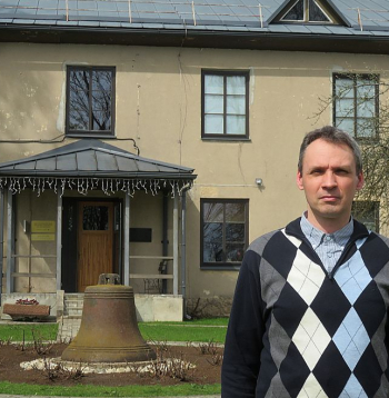 Reinis Kulbergs pie Valkas novadpētniecības muzeja.