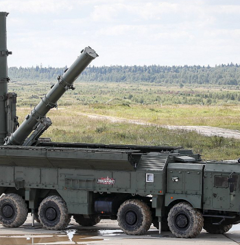 Krievijas raķešu sistēma "Iskander" pagājušā gada augustā poligonā netālu no Maskavas.