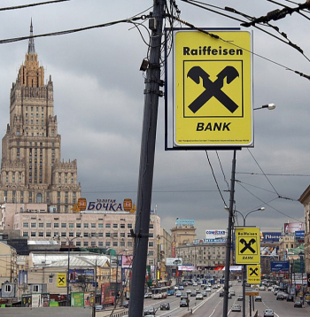 Tiek uzskatīts, ka Austrijas "Raiffeisen Bank International" pašlaik kārto aptuveni pusi naudas plūsmu starp Krieviju un pārējo pasauli. Pamest peļņas āderi banka nesteidzas. Arī sadarbības iestrādnes jau senas – attēlā "Raiffeisen Bank International" reklāmas Maskavas ielās 2005. gadā.