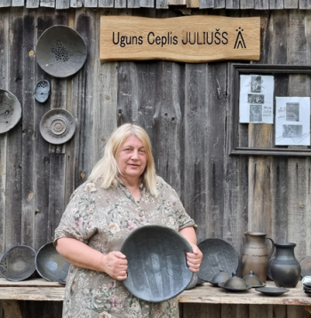 Keramiķes Ainas Zagorskas ceplim šogad 1. maijā reizē ar pirmo kurināšanu notika vārda došanas svinības. Nosaukums "Juliušs" izvēlēts par godu vectēvam Juliānam Zagorskim, prasmīgam Latgales podniekam. 