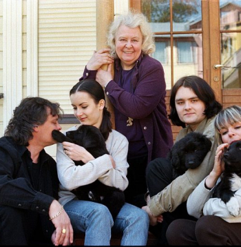 Baiba Indriksone kopā ar ģimeni 2008. gadā: Aivars Leimanis (no kreisās), Elza Leimane, Gusts Leimanis un Gunta Leimane.