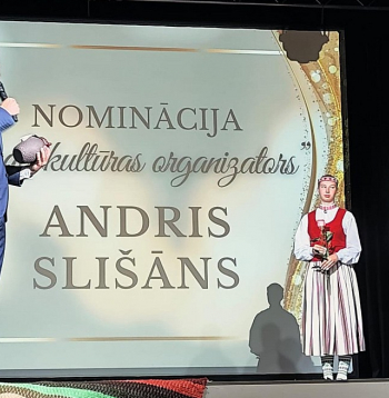 Pagājušā gada septembrī Balvu novada Nemateriālās kultūras mantojuma centra "Upīte" direktors Andris Slišāns (no labās) saņēma apbalvojumu kā novada gada kultūras organizators. Tagad viņam plāno samazināt algu un viņš domā, vai palikt amatā...