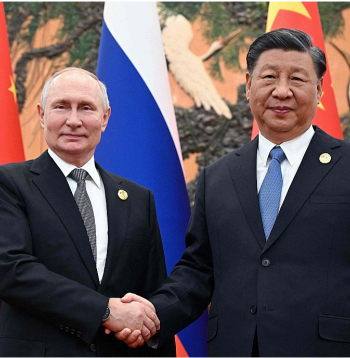 Krievijas vadonis Vladimirs Putins (no kreisās) un Ķīnas prezidents Sji Dzjiņpins Pekinā pagājušā gada oktobrī.