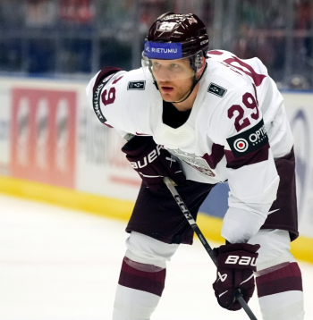 Latvijas hokeja izlases spēlētājs Ralfs Freibergs (nr.29).