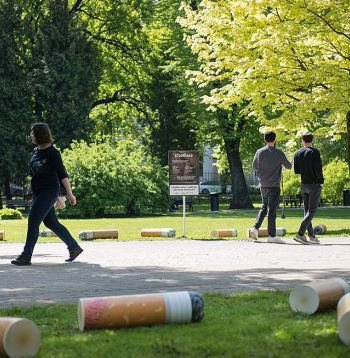 Rīgā Vērmanes dārzā vēl līdz otrdienai zālienā gozēsies milzu izsmēķi – tas ir "Latvijas Zaļā punkta" kampaņas ietvaros izveidotais ceļojošais vides objekts "Cīgmīnas".