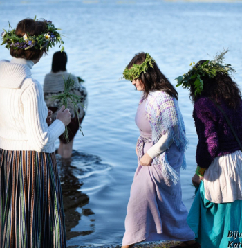Viena no Vasarsvētku tradīcijām ir dzeguzes slīcināšana – kad meita, kam rudenī paredzams ieiet sievas kārtā, no zālēm veidotā lellē saliek savas bērnības palaidnības un palaiž pa upi.