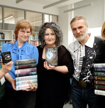 Visi vainīgie (no kreisās): Izdevniecības "Latvijas Mediji" direktore Kristīne Kirkila, redaktore un IAE projektu vadītāja Linda Kusiņa-Šulce, autoru tandēms – Dace Judina un Arturs Nīmanis,
izdevniecības galvenā redaktore Inga Ābelīte.