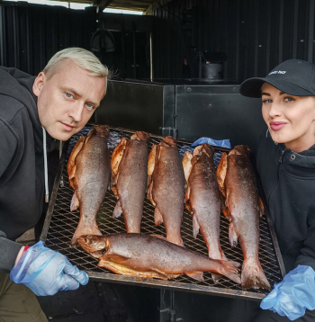Kovida pandēmijas laikā sāktais rūpals tagad kļuvis par Mareka un Rantas hobijbiznesu. Kūpina viņi reizi mēnesī un produkciju
klientiem pieved līdz namdurvīm.