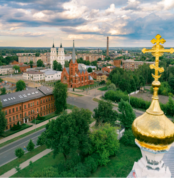 Skats uz Daugavpils Baznīcu kalnu no Svēto mocekļu Borisa un Gļeba pareizticīgo katedrāles.