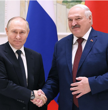 Krievijas vadonis Vladimirs Putins (no kreisās) un Baltkrievijas diktators Aleksandrs Lukašenko tikšanās laikā Minskā. 