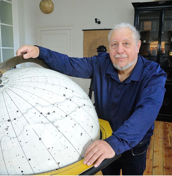 "Saules ietekme netiek pienācīgi novērtēta," spriež astronoms Ilgonis Vilks, aicinot mazāk sekot Mēness fāzēm, bet vairāk uztraukties par spēcīgu Saules ģeomagnētisko vētru radīto ietekmi uz cilvēkiem un elektroierīcēm.