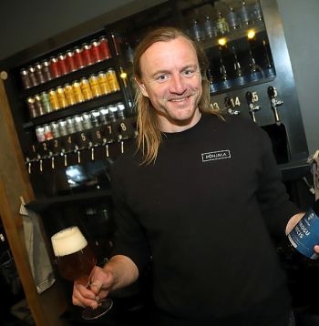 Biedrības "Latvijas Neatkarīgie aldari" priekšsēdētājs, alus darītavas "Labietis" pārstāvis Reinis Pļaviņš: "Ceram, ka algu pieaugums ļaus cilvēkiem biežāk izvēlēties kvalitatīvu Latvijā darītu alu."