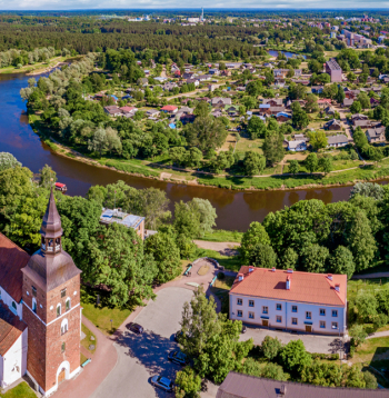 Skats uz Valmieru no putna lidojuma. Cauri pilsētai tek Gauja, bet centrā redzama Svētā Sīmaņa baznīca, ap kuru 13. gadsimta beigās sākusi veidoties pilsēta.