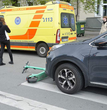 "Ar skrejriteni brauciet skaidrā, tas ir pamatu pamats. Jābrauc apzinīgi jādomā, kur brauc un kā brauc. Un noteikti vajadzētu lietot visus iespējamos aizsardzības līdzekļus," iesaka ārsts Edgars Freimanis.