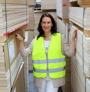 "Atbildīga pieeja visam, ko darām, ilgtermiņa domāšana un līdzsvars starp peļņu un attieksmi pret apkārtējo vidi, cilvēkiem un sabiedrību kopumā jau izsenis ir uzņēmuma biznesa modeļa pamatā," saka AS "Latvijas Finieris" ilgtspējas vadītāja Inga Doveika.