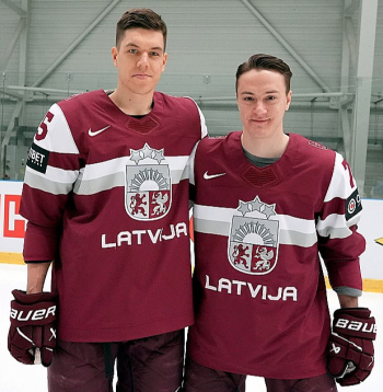 Roberts Mamčics (no kreisās) un Kristaps Zīle nākamajā sezonā spēlēs Čehijā – Roberts Karlovi Varu komandā, bet Kristaps Litvīnovā.
