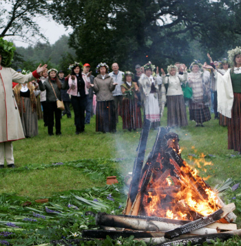 Rituāla ugunskurs tiek dāsni pušķots un rituāla noslēgumā
rotājumi tiek atdoti ugunij.