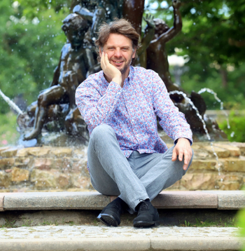 Mārtiņš Ozoliņš: “Ja tevi kā stādu no siltumnīcās uzreiz izliek reālajā dzīvē, ir grūti pastāvēt.”