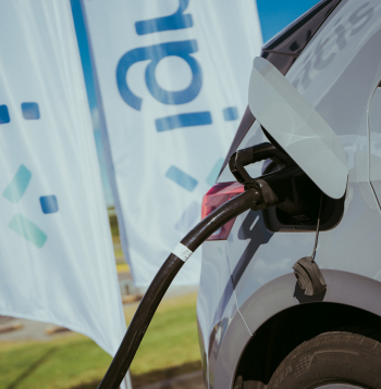 Elektroauto uzlāde.